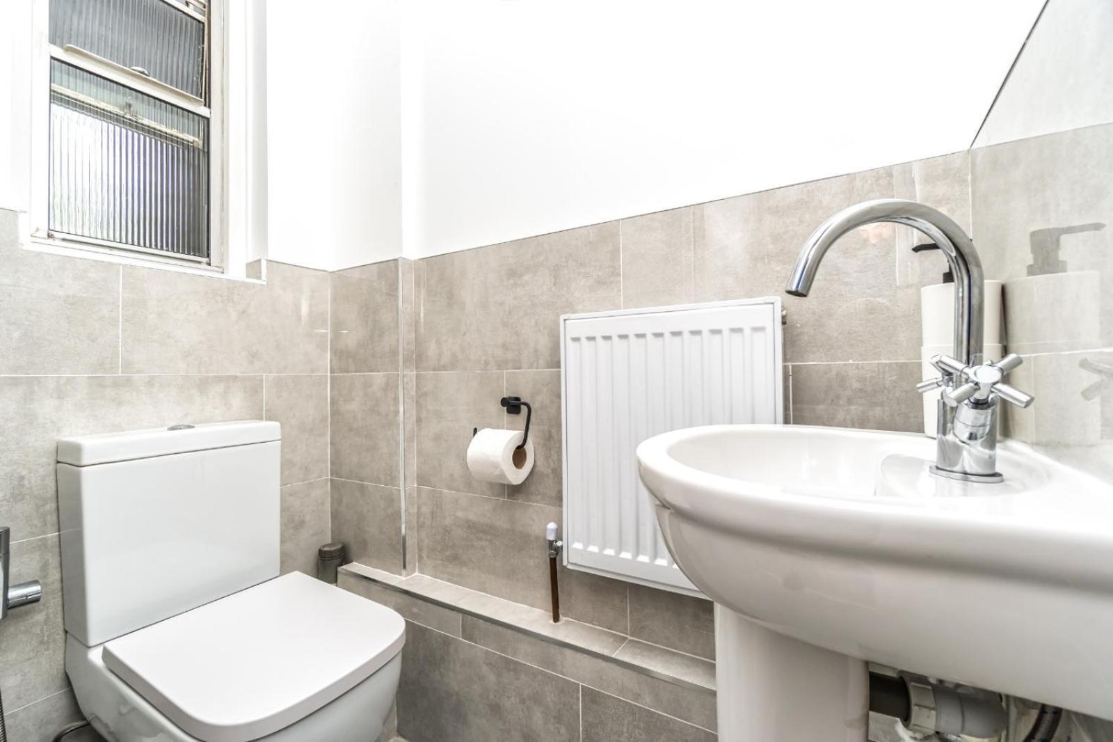 Cosy Guest House In Whitechapel Лондон Екстериор снимка